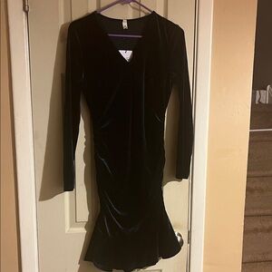 Elegant Black Velvet Long Sleeve Dress